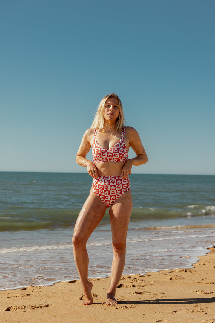 Julie fait du 85B et porte une taille M en haut et fait du 36 et porte une taille S en bas