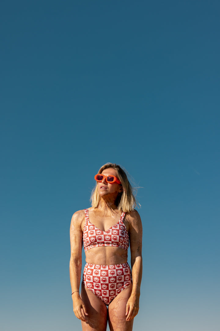 Julie fait du 85B et porte une taille M en haut et fait du 36 et porte une taille S en bas