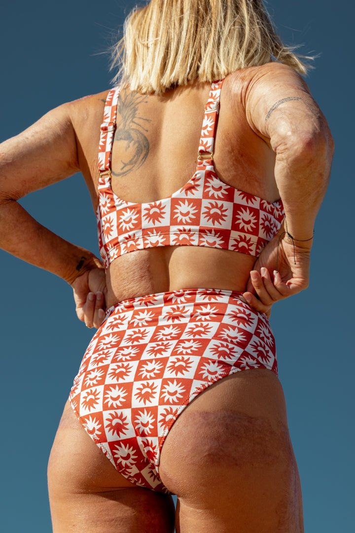 Julie fait du 85B et porte une taille M en haut et fait du 36 et porte une taille S en bas