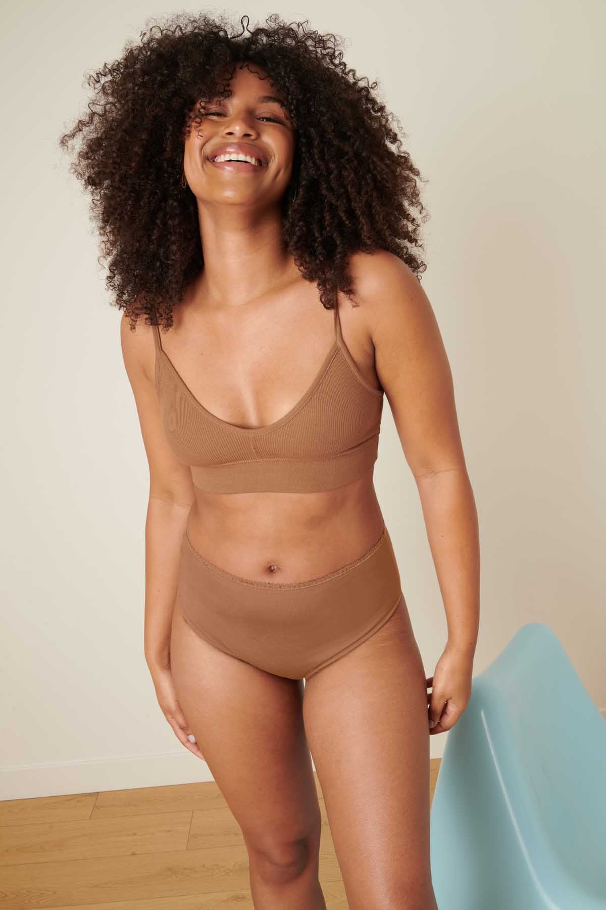 Marie-Charles fait du 85C et porte une taille M