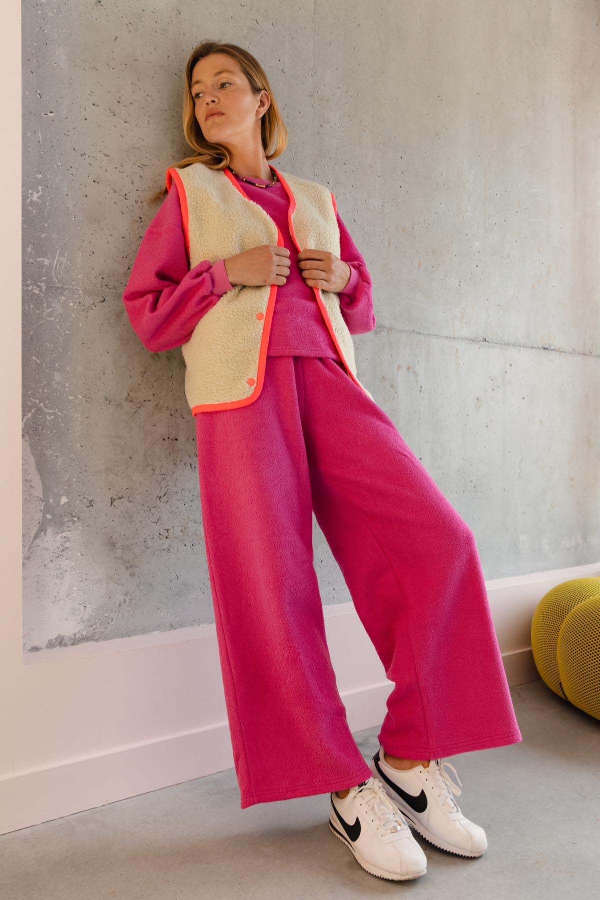 Violette fait du 34 et porte une taille XS/S en haut et XS en bas