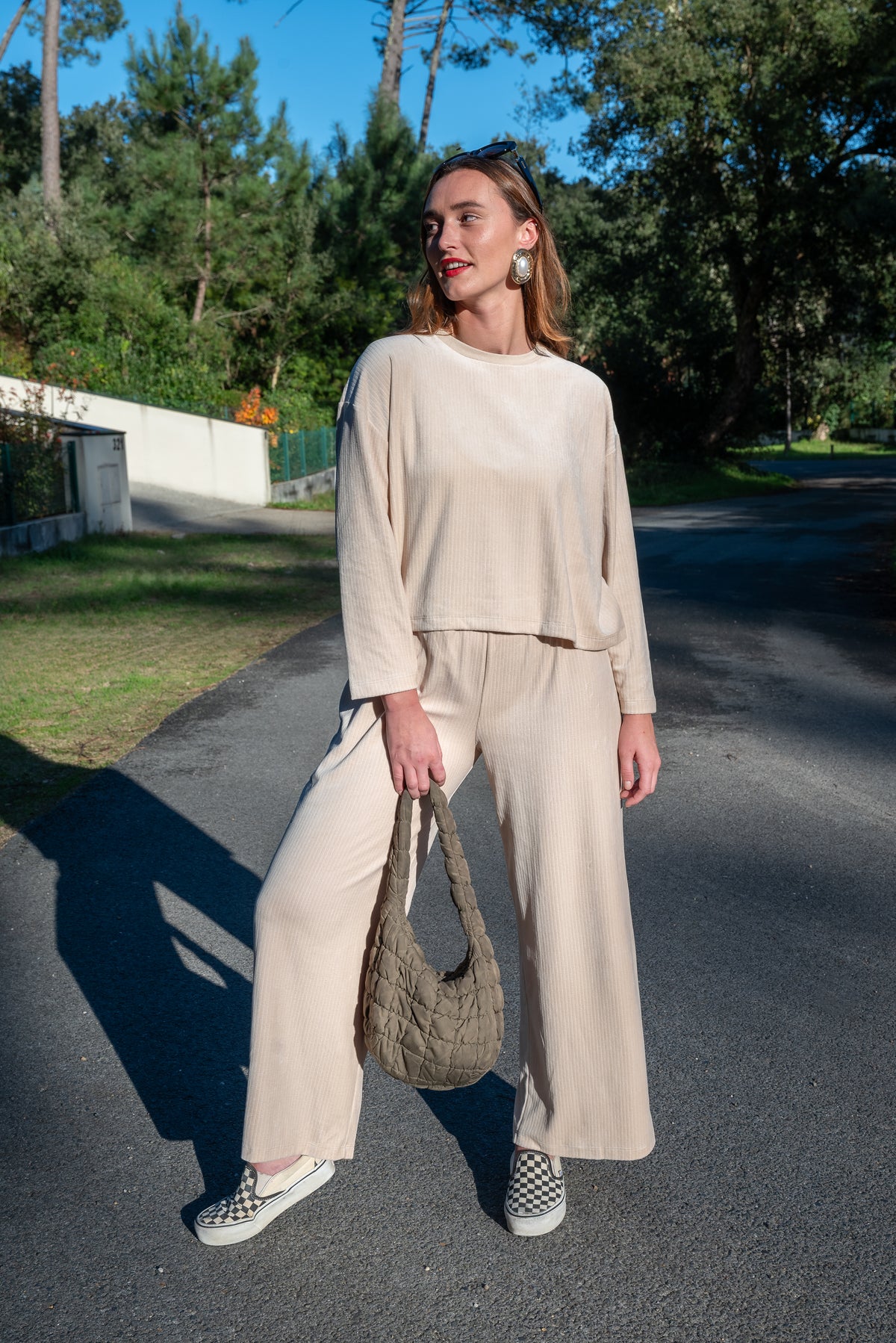 Lorea mesure 1m74, elle fait du 38 et porte une taille M*We Are Jolies - Femme - Ensemble - Velours - Sable - Beige - Confortable