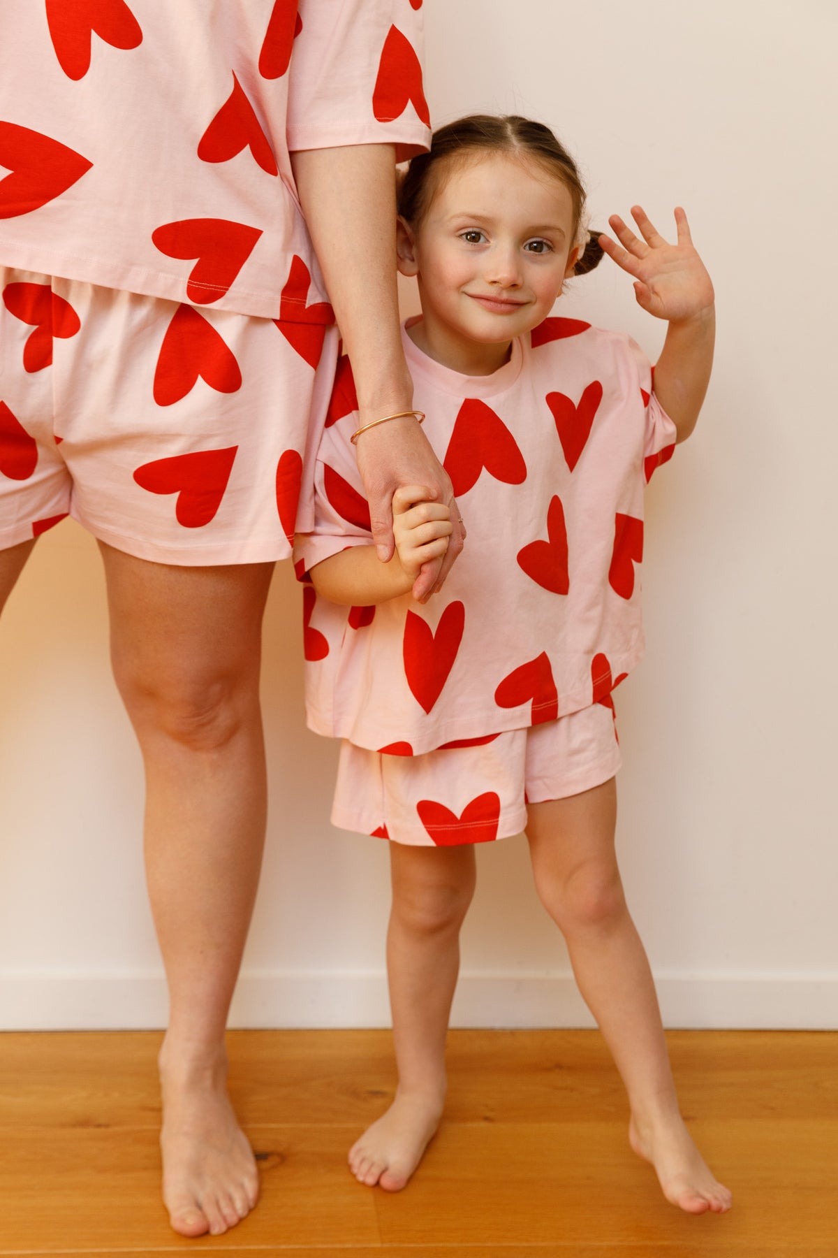 Juliette a 4 ans et porte une taille 3/4 ans*pyjama enfant mi amor rose/rouge - coeur rouge - pyjama short coton bio