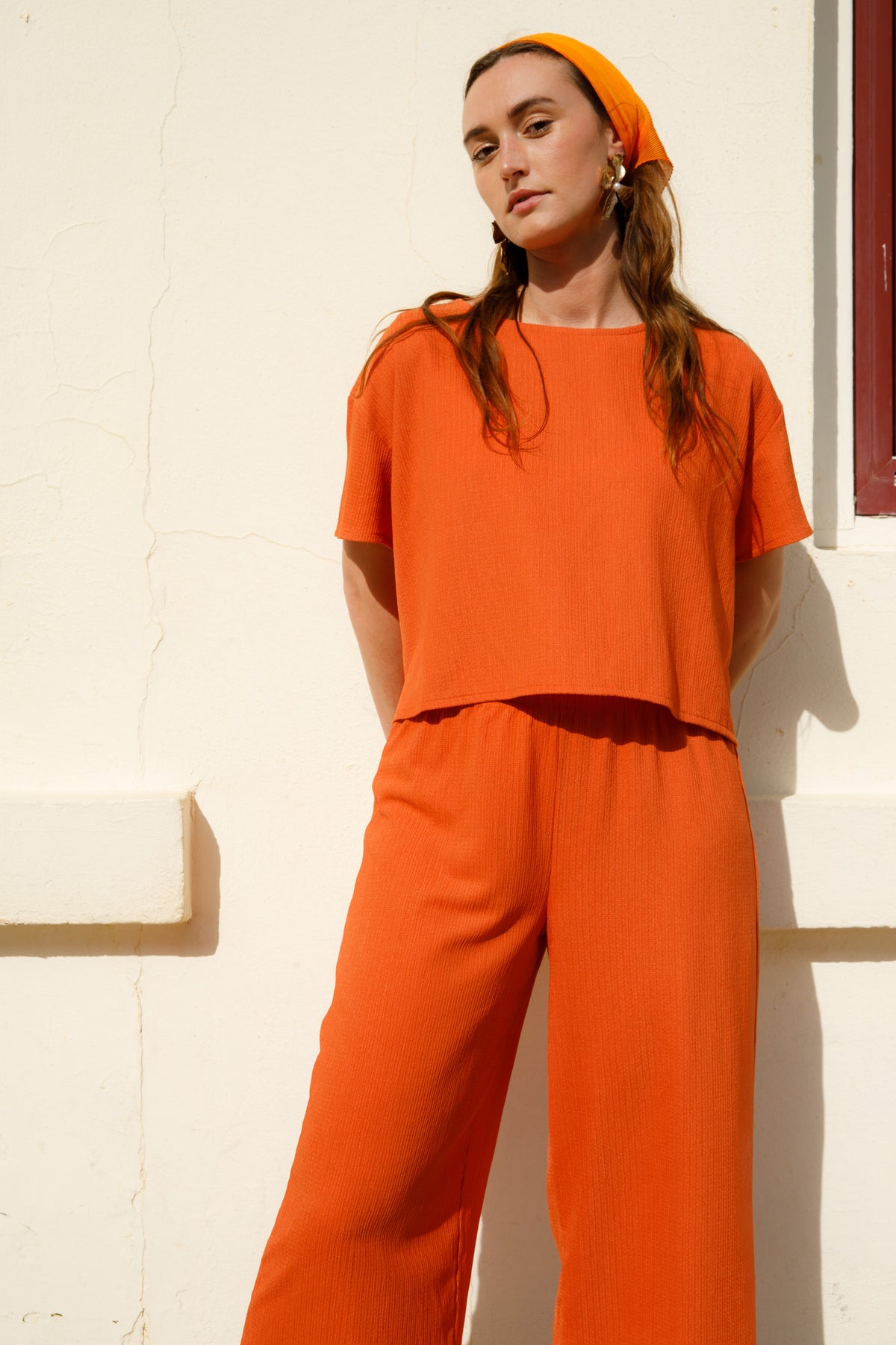 Loréa fait 1m75 et du 40, elle porte une taille M*ensemble texturé - chic et décontracté - orange