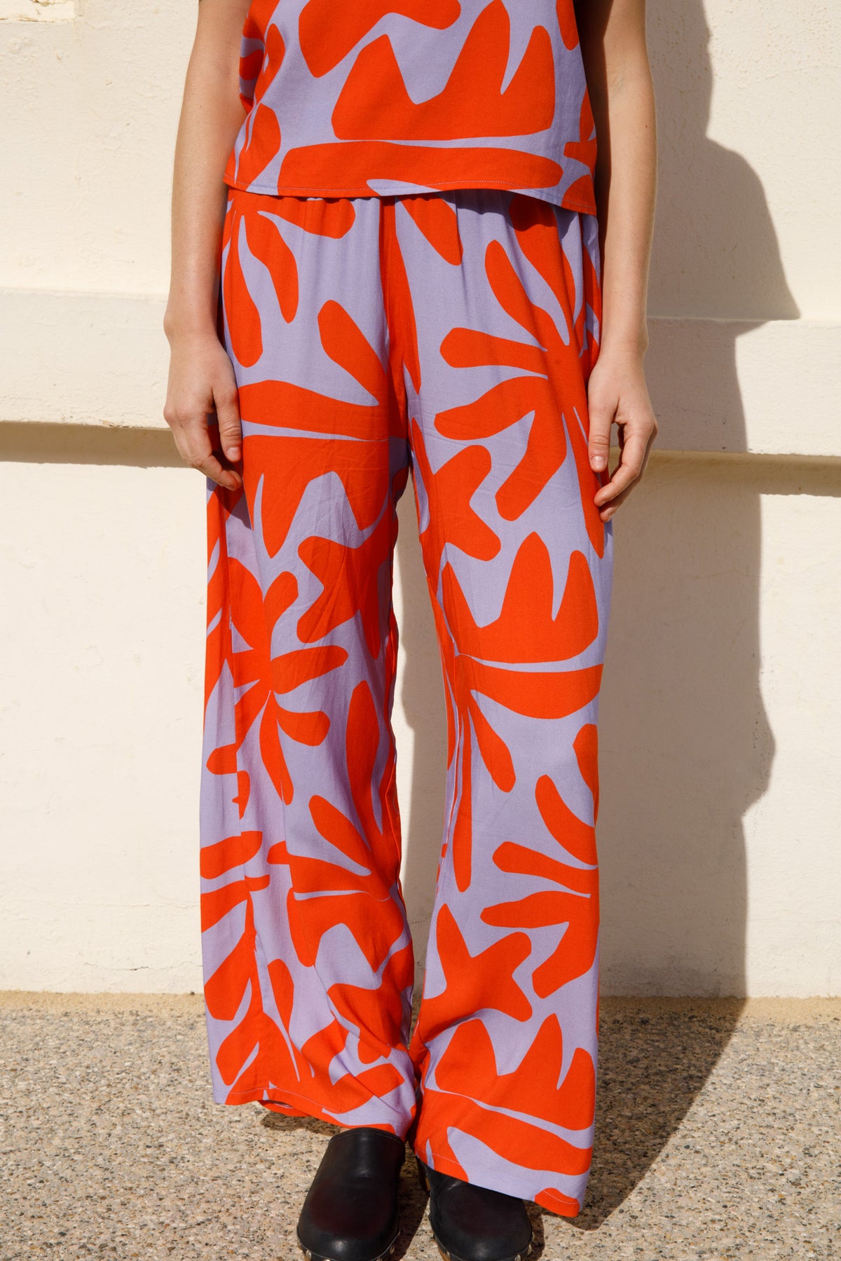 Violette fait 1m75 et du 36, elle porte une taille S*pantalon viscose - Corail - fluide et décontracté - We Are Jolies