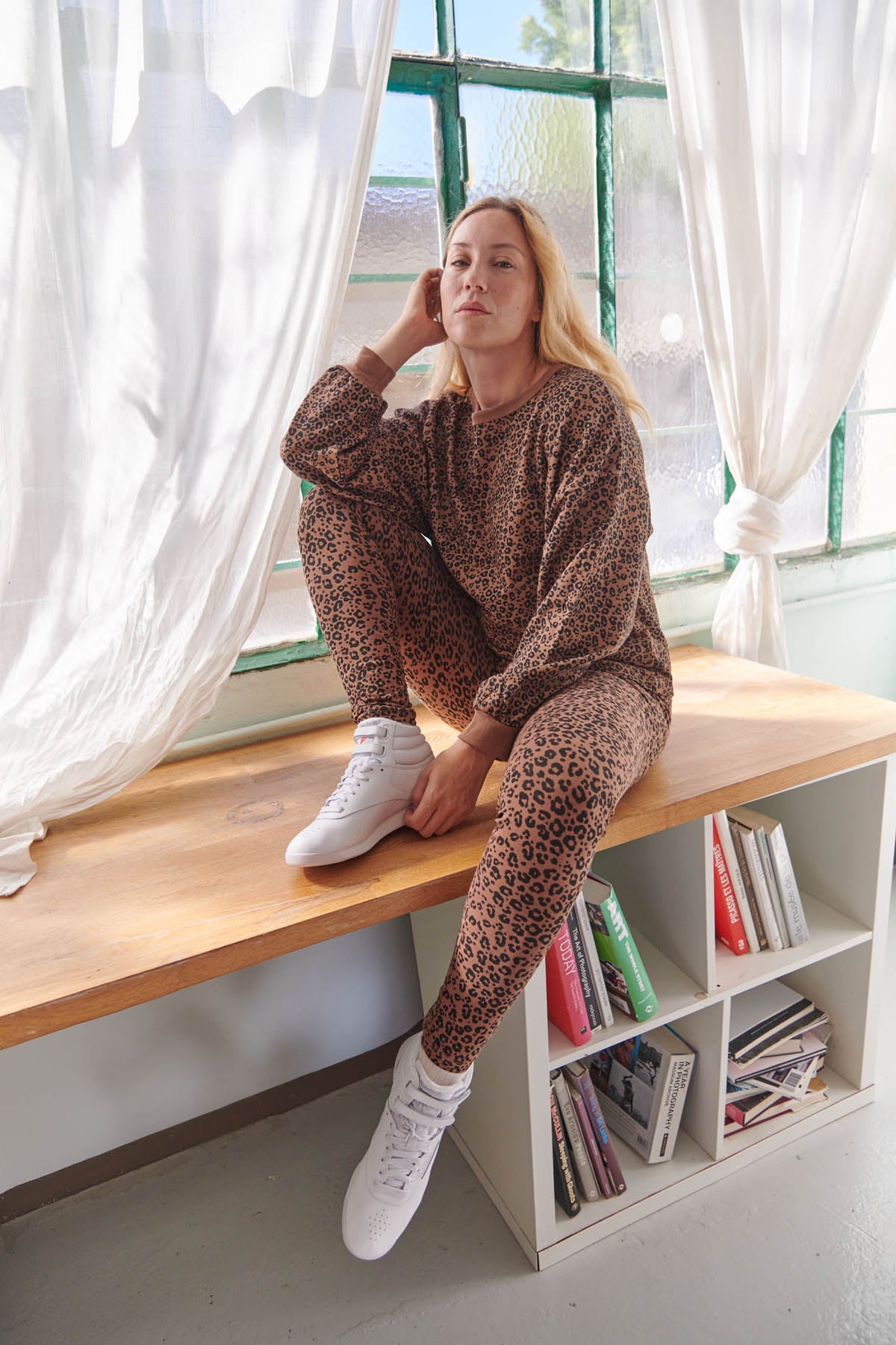 Julie fait une taille 40 et porte un M/L