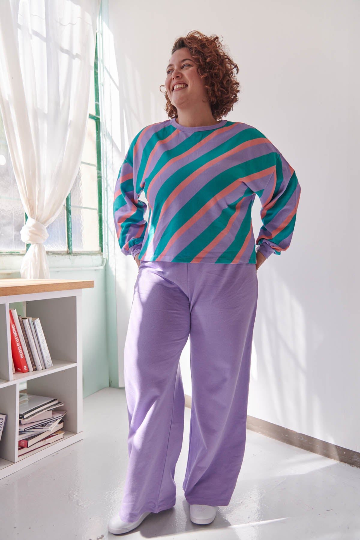 Amandine fait du 44 et porte une taille XL/2XL en haut et 2XL en bas