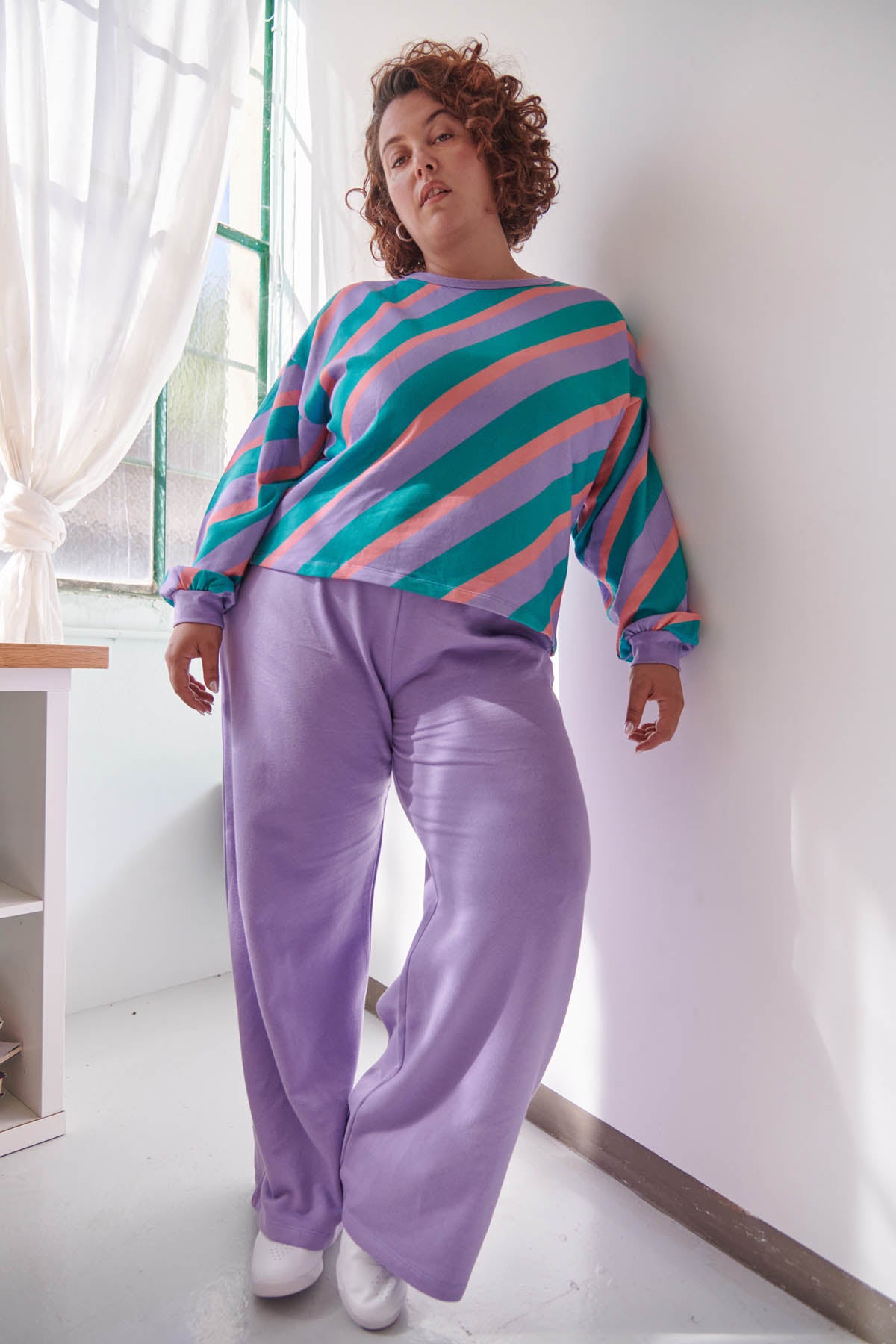 Amandine fait du 44 et porte une taille XL/2XL en haut et 2XL en bas