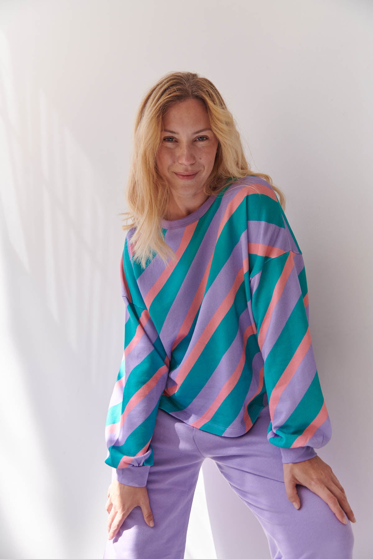 Julie fait du 40 et porte une taille M/L en haut et M en bas