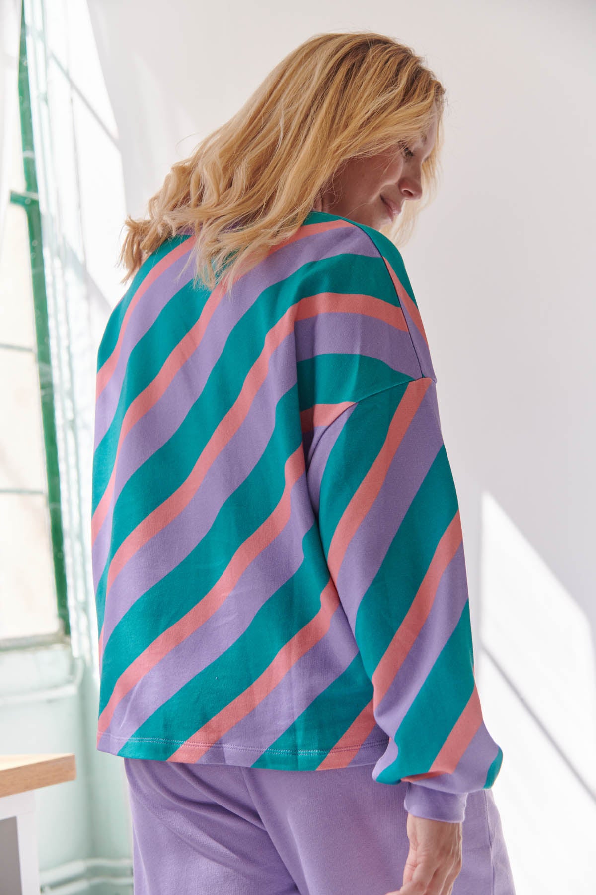 Julie fait du 40 et porte une taille M/L en haut et M en bas