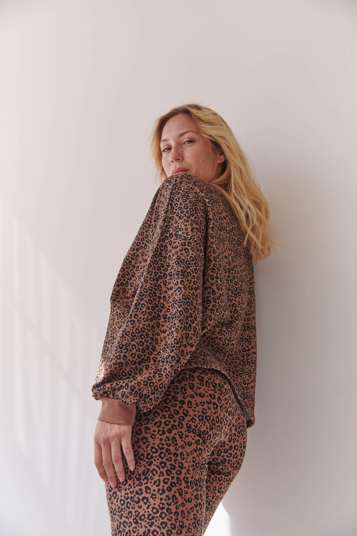 Julie fait du 40 et porte une taille M/L en haut et M en bas