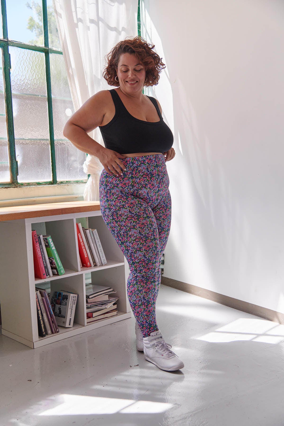 Amandine fait du 44 et porte une taille XL/2XL en bas et 3XL en haut