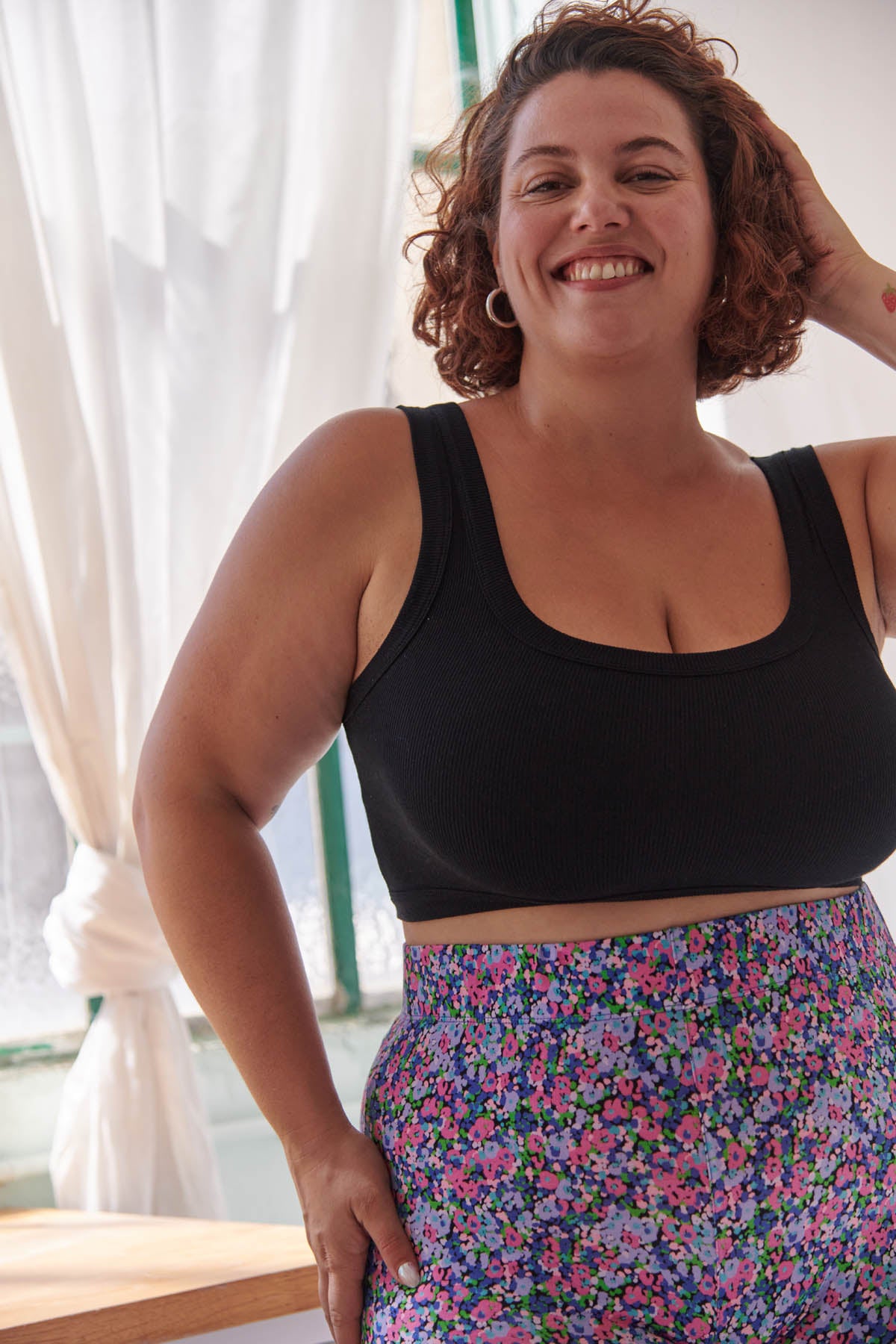 Amandine fait du 44 et porte une taille XL/2XL en bas et 3XL en haut