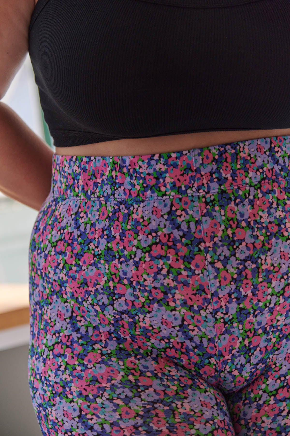 Amandine fait du 44 et porte une taille XL/2XL en bas et 3XL en haut