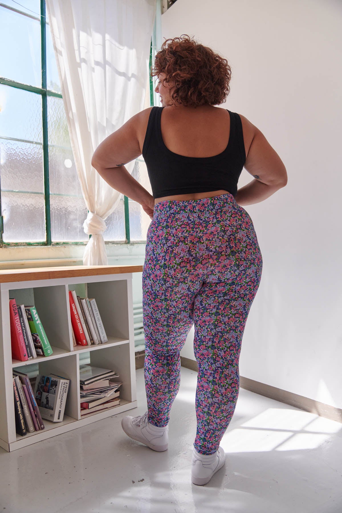 Amandine fait du 44 et porte une taille XL/2XL en bas et 3XL en haut