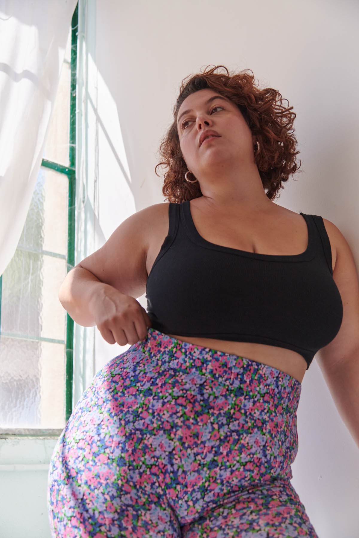 Amandine fait du 44 et porte une taille XL/2XL en bas et 3XL en haut