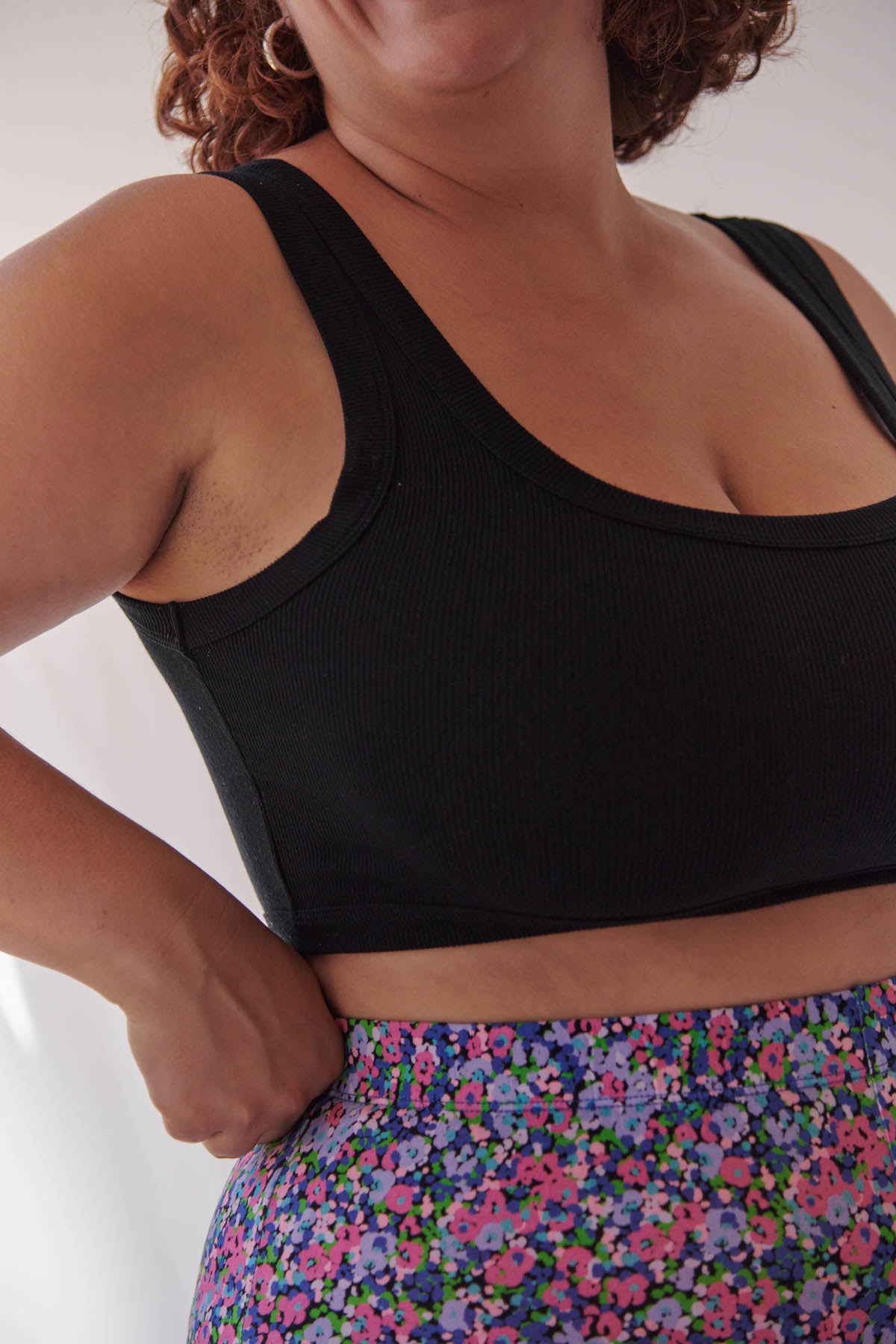 Amandine fait du 44 et porte une taille XL/2XL en bas et 3XL en haut