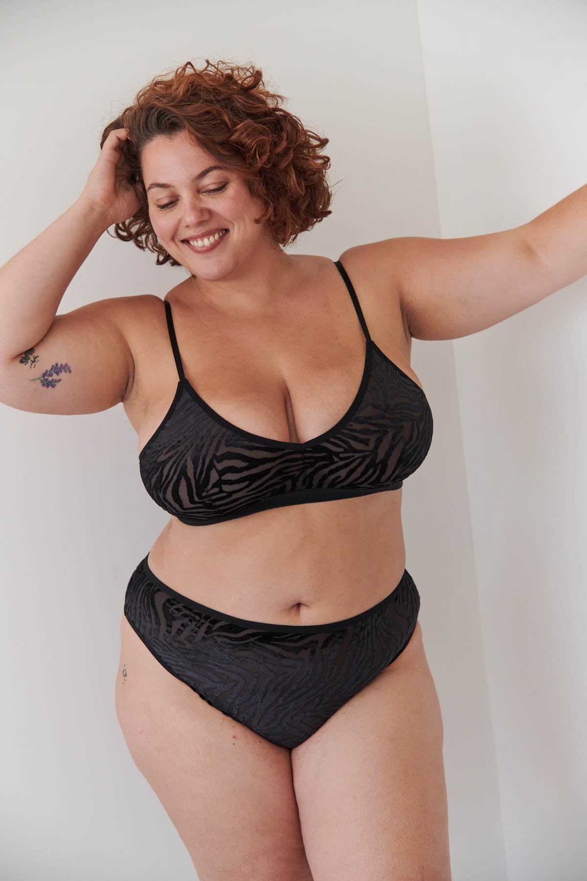 Amandine fait du 44 et du 100F et porte une taille 2XL en bas et du 3XL en haut