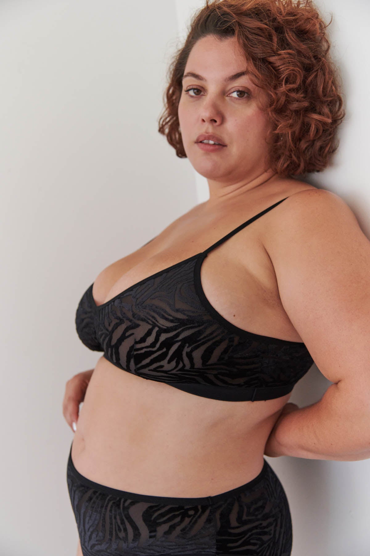 Amandine fait du 44 et du 100F et porte une taille 2XL en bas et du 3XL en haut