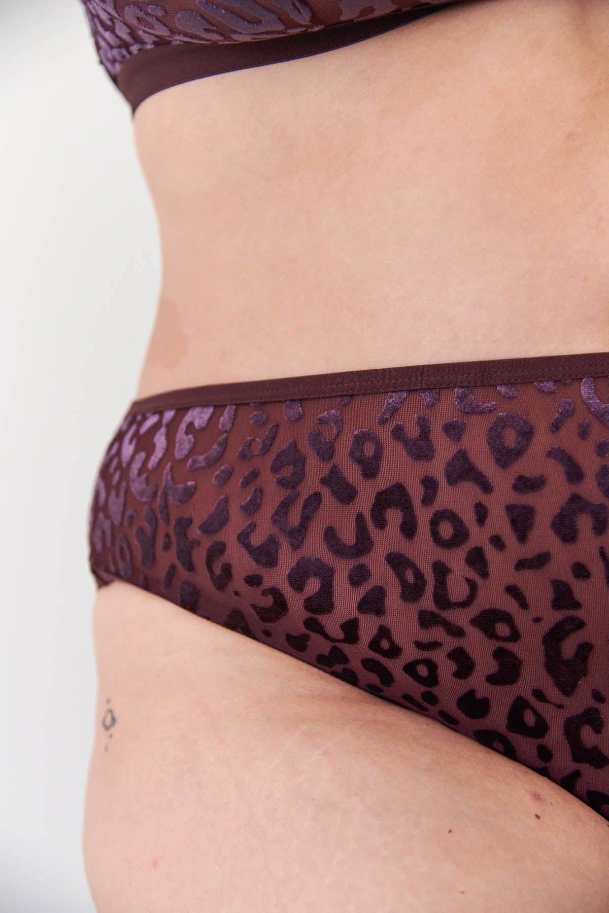 Amandine fait du 44 et du 100F et porte une taille 2XL en bas et du 3XL en haut