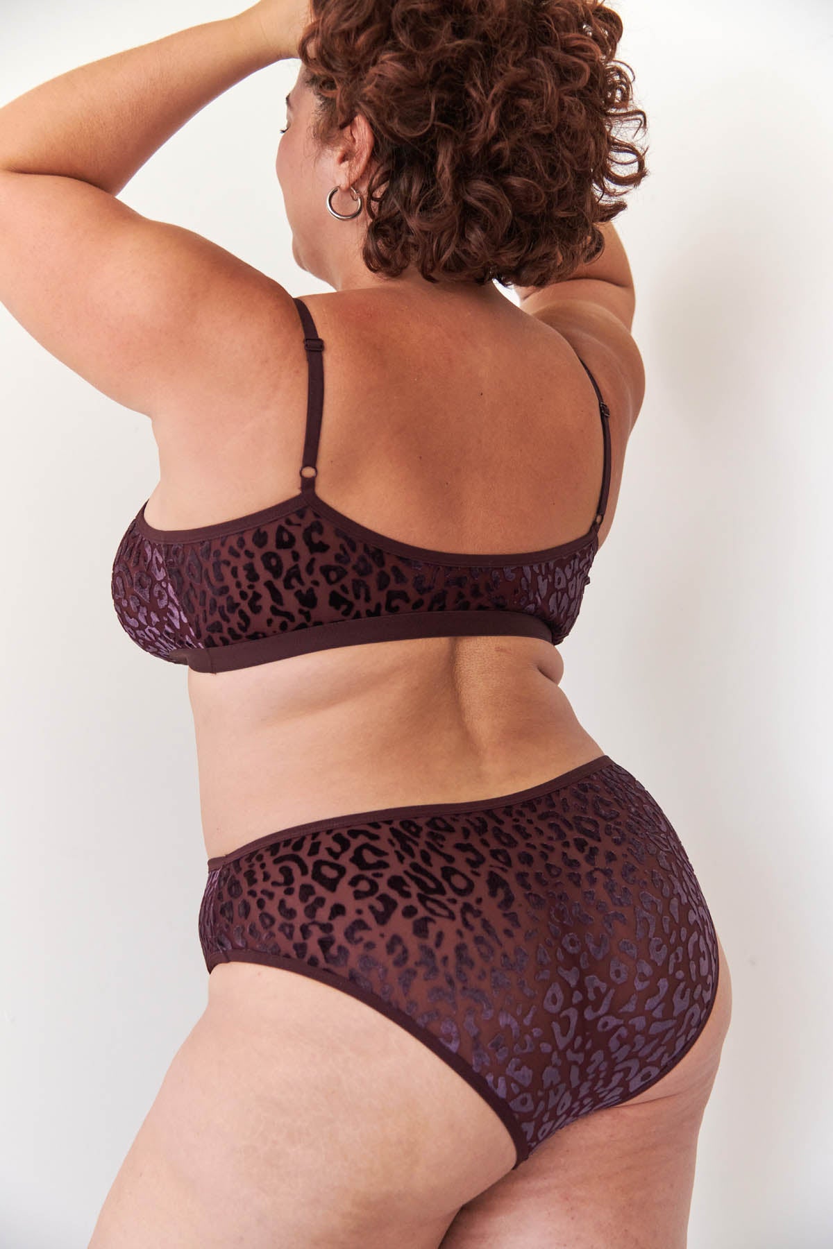 Amandine fait du 44 et du 100F et porte une taille 2XL en bas et du 3XL en haut