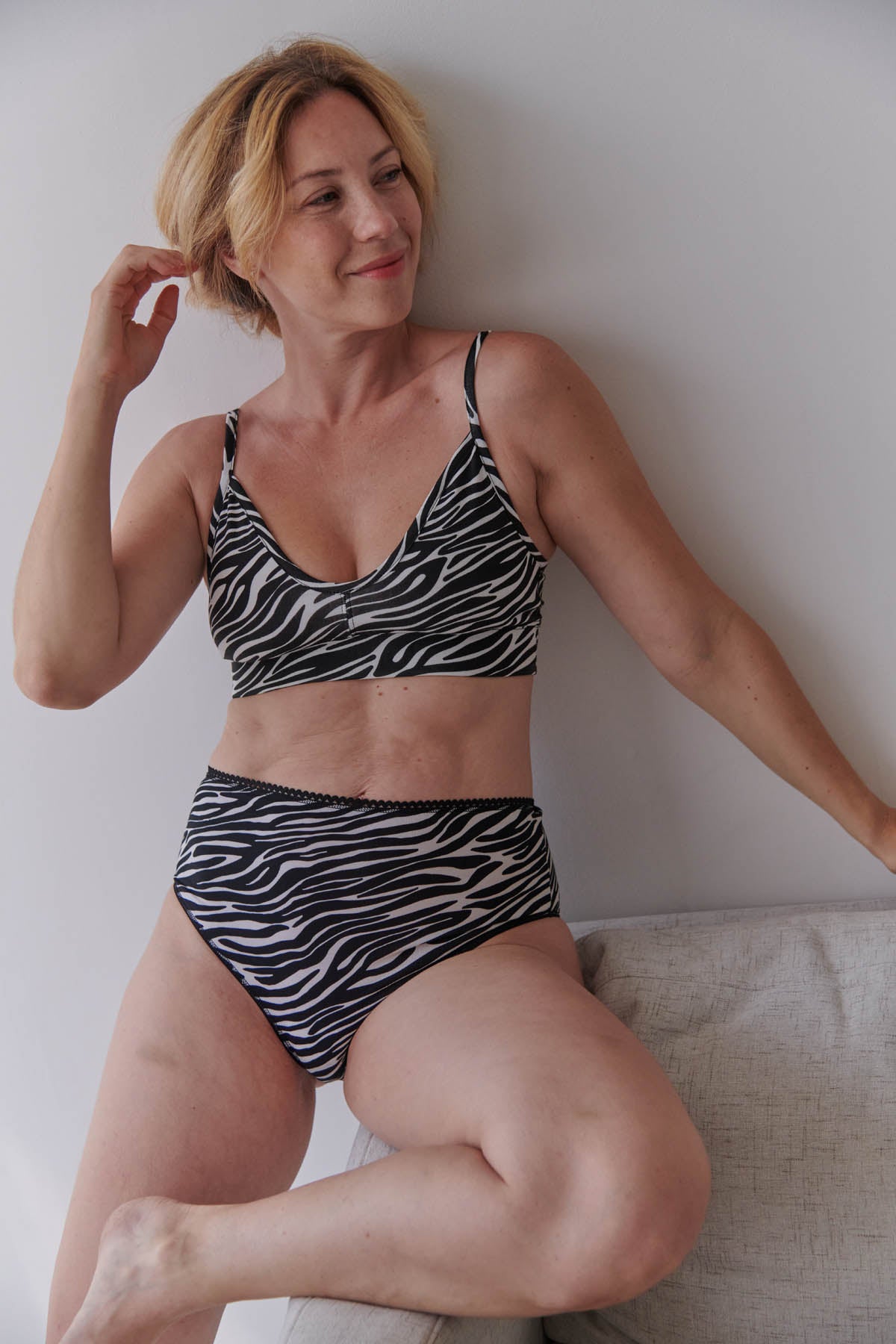 Julie fait du 40 et du 95B et porte une taille M en bas et du L en haut