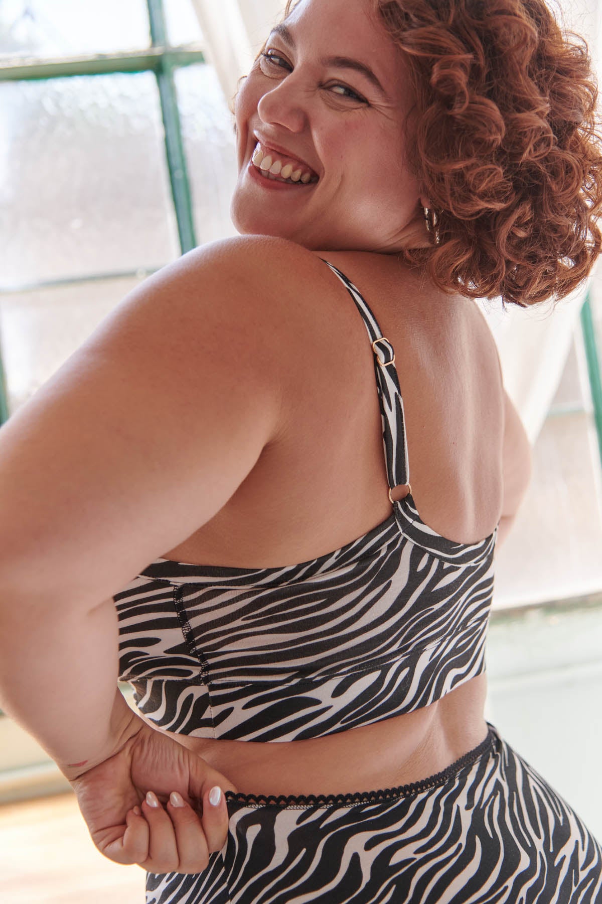 Amandine fait du 44 et du 100F et porte une taille 2XL en bas et du 3XL en haut