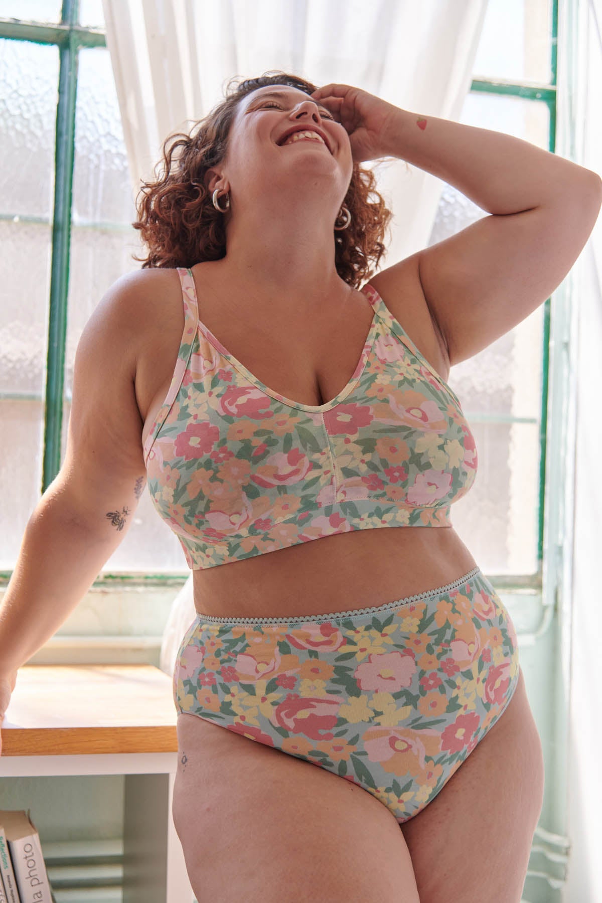 Amandine fait du 100F et porte une taille 3XL en haut et fait du 44 et porte une taille 2XL en bas