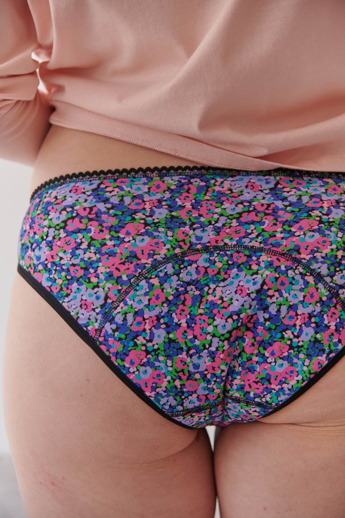 Julie fait du 40 et porte une taille M