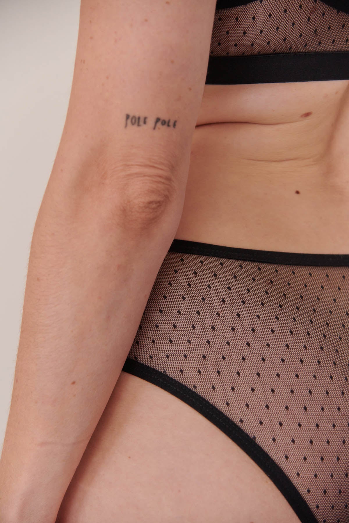 Julie fait du 40 et du 95B et porte une taille M en bas et du L en haut