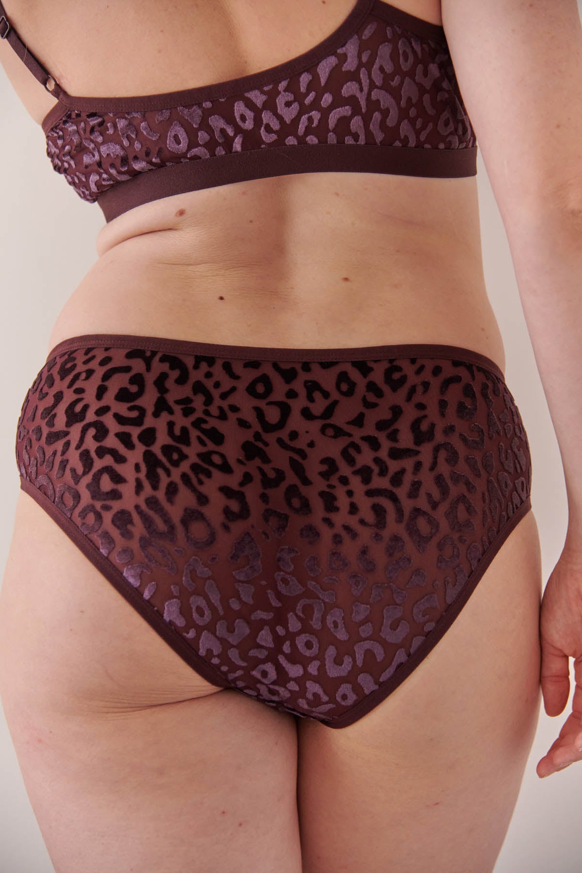 Julie fait du 40 et du 95B et porte une taille M en bas et du L en haut