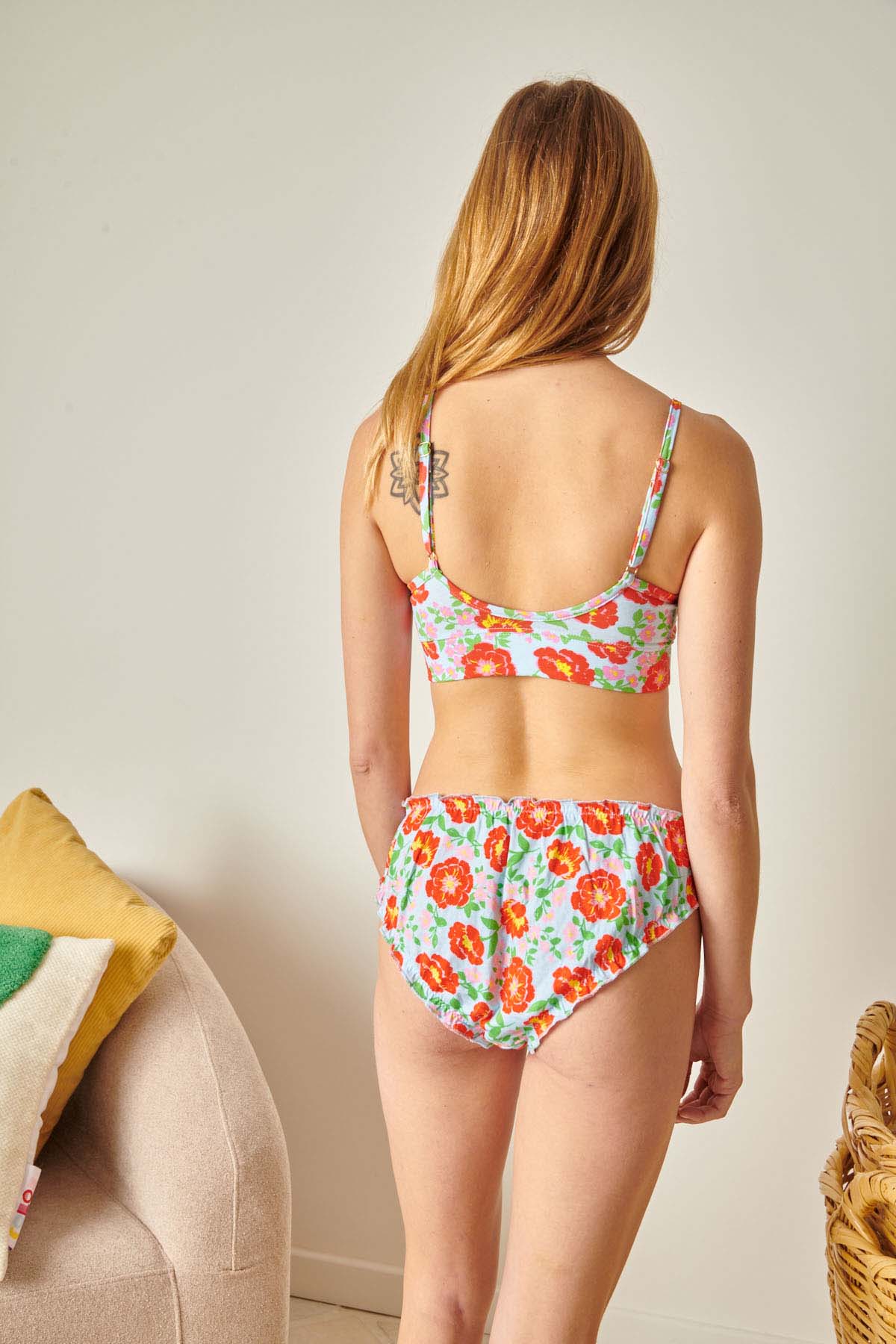 Violette fait du 85B et porte une taille M