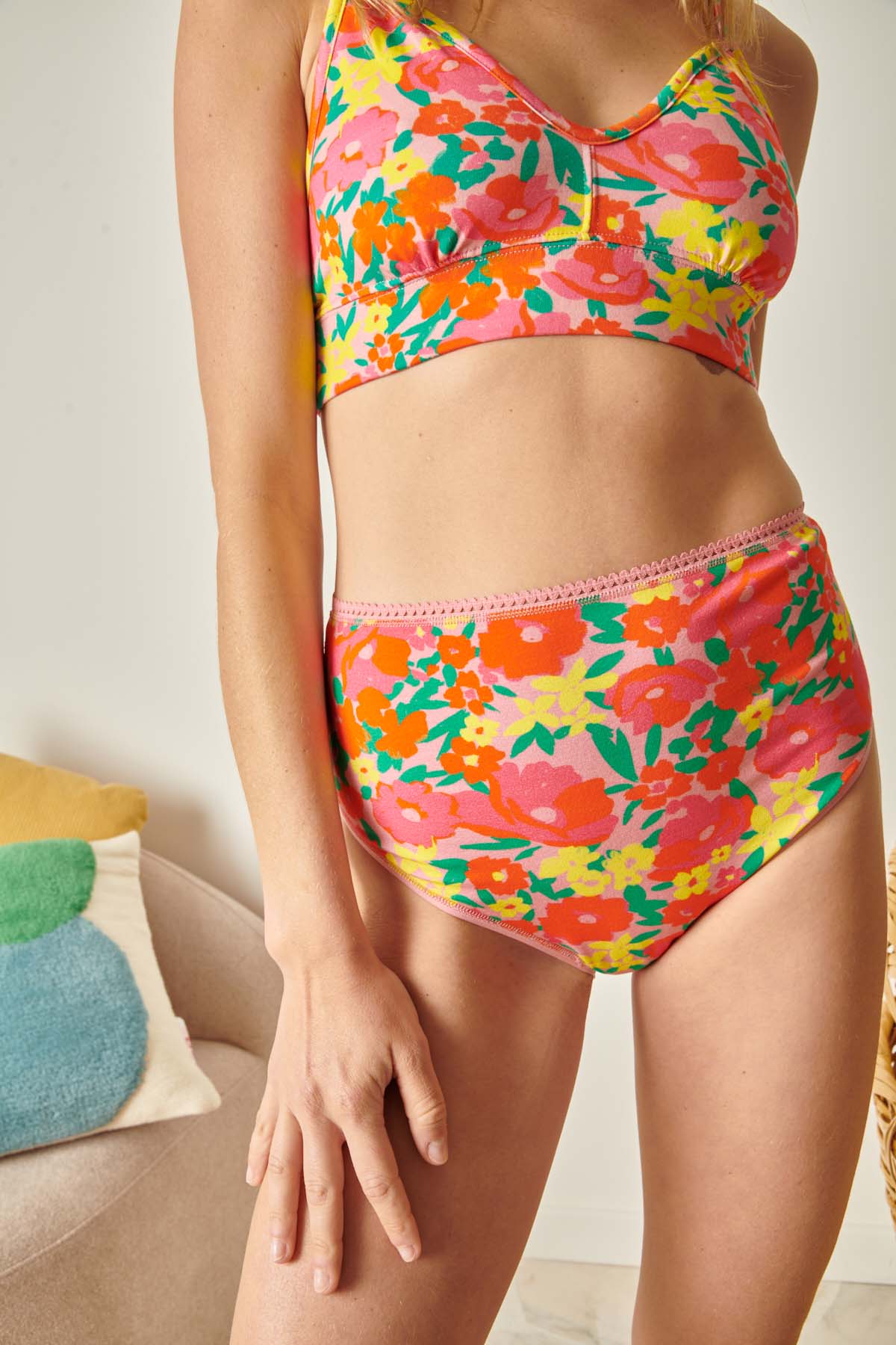 Violette fait du 85B et porte une taille M