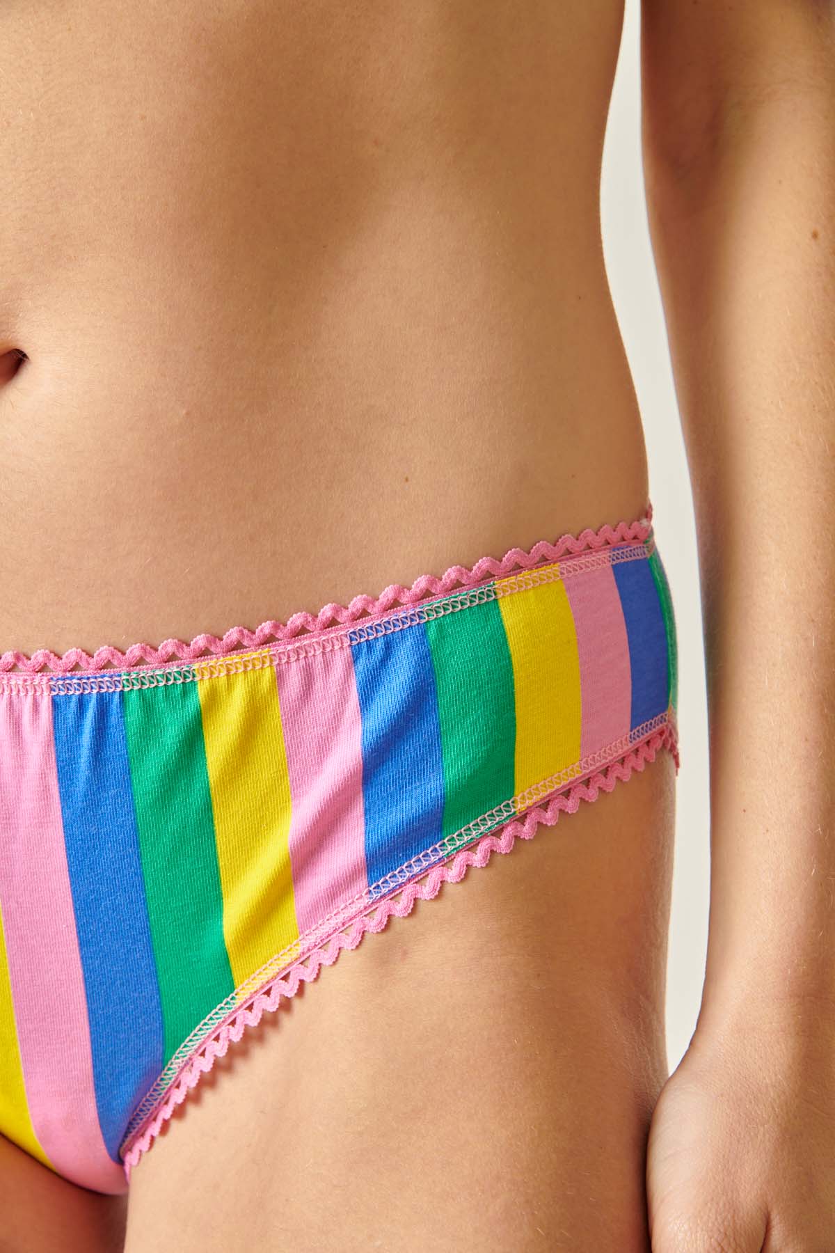 Violette fait du 36 et porte une taille S