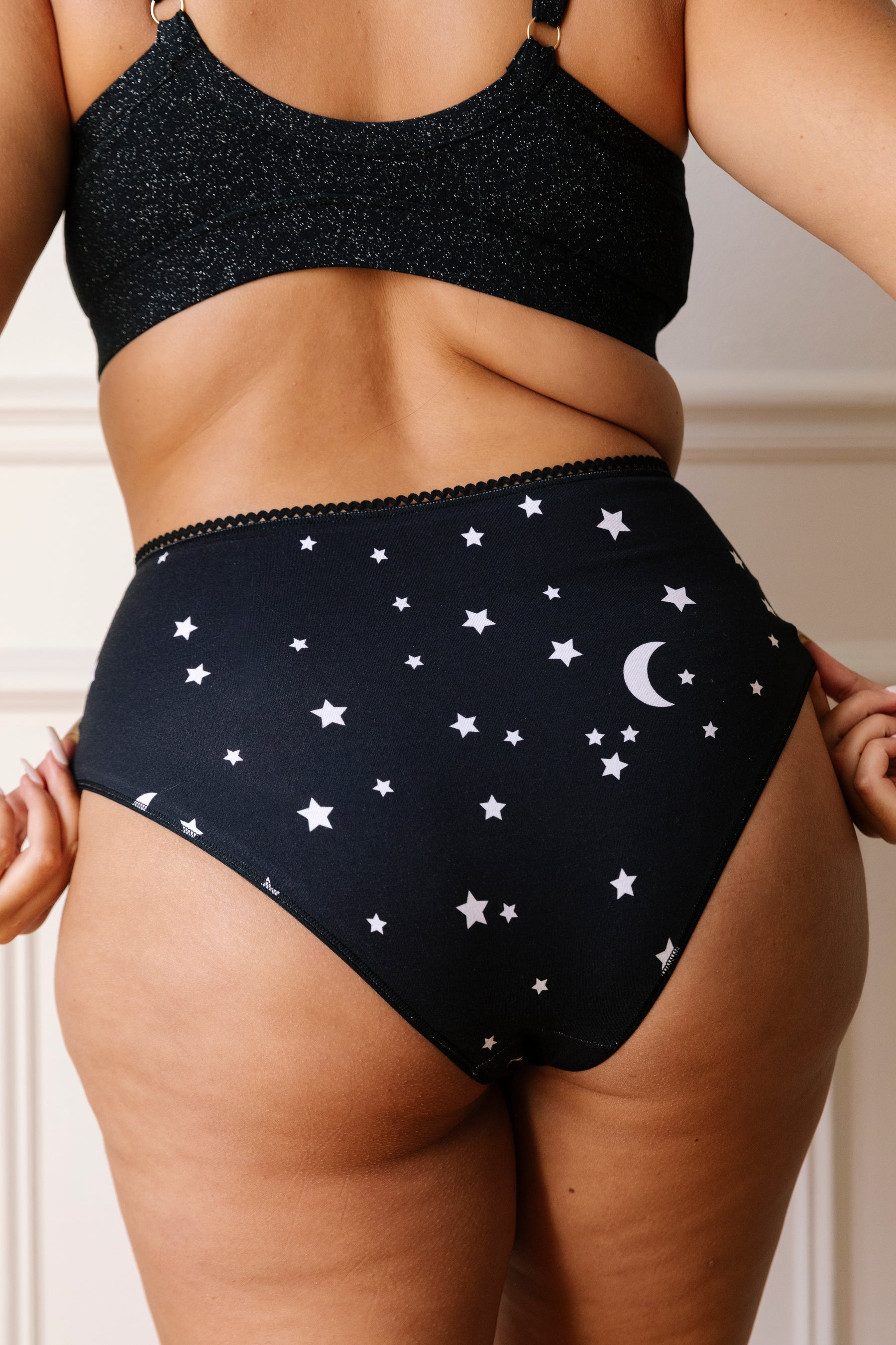 Kaoutar fait du 110G et du 46 et porte un ensemble T3/2XL