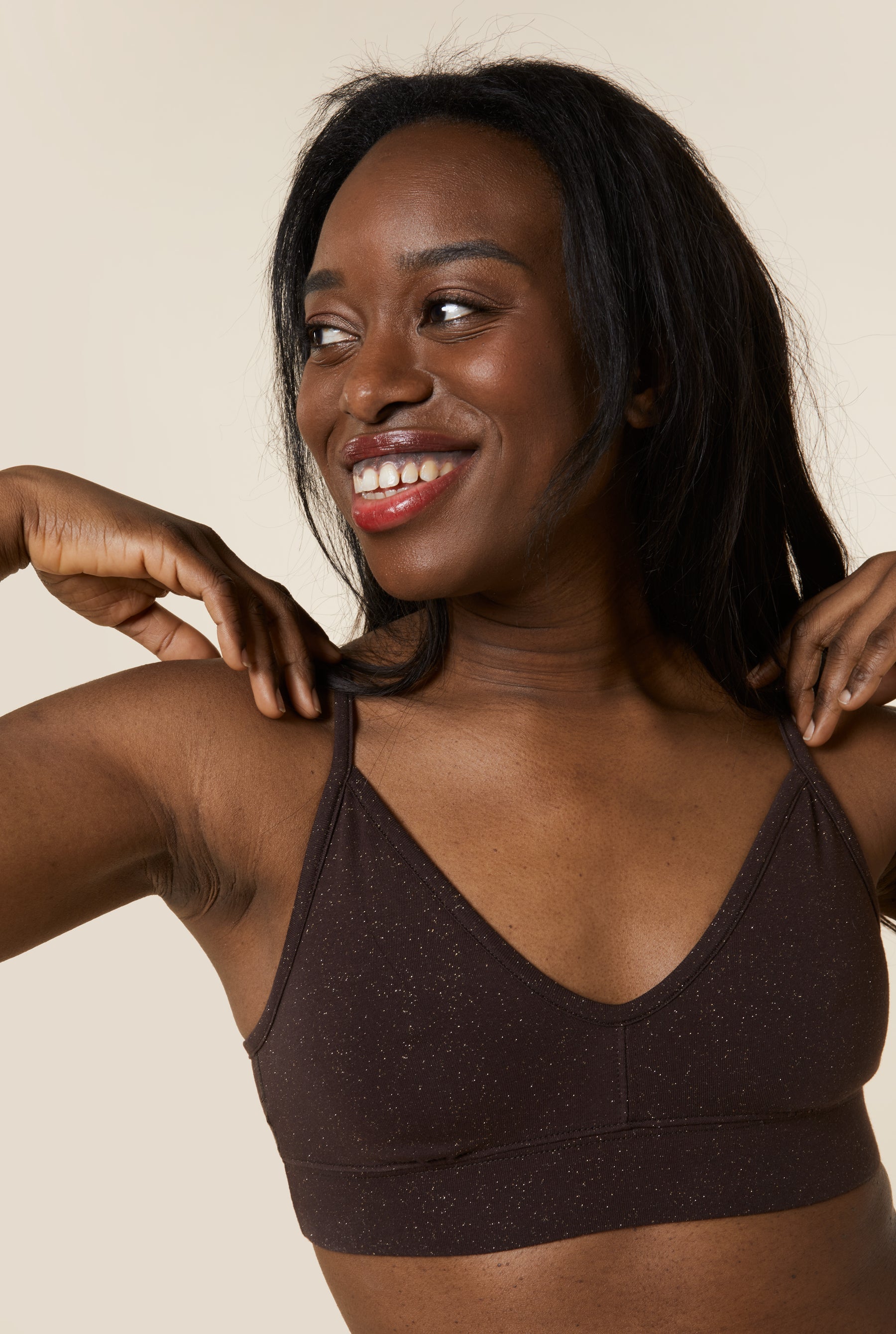 Anne-Jennifer fait du 90B et porte une taille M