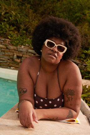 Tiffany fait du 105E en haut et du 48 en bas et porte une taille 3XL