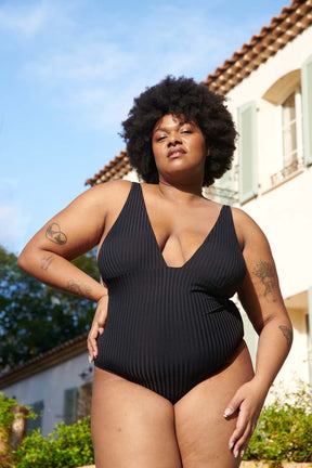 Tiffany fait du 105E en haut et du 48 en bas et porte une taille 3XL