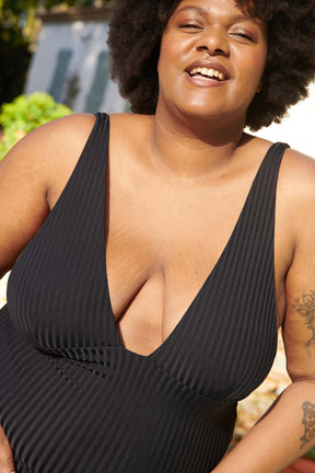 Tiffany fait du 105E en haut et du 48 en bas et porte une taille 3XL