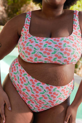 Tiffany fait du 105E et du 48 et porte une taille 3XL en haut et en bas