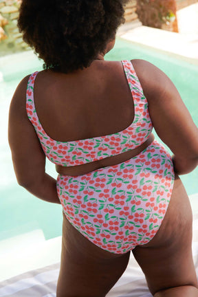 Tiffany fait du 105E et du 48 et porte une taille 3XL en haut et en bas