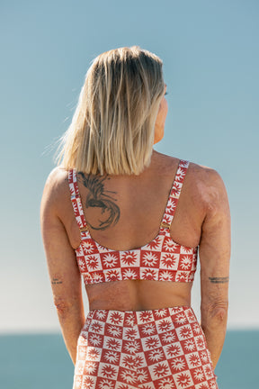 Julie fait du 85B et porte une taille M en haut et fait du 36 et porte une taille S en bas