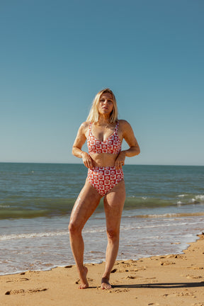 Julie fait du 85B et porte une taille M en haut et fait du 36 et porte une taille S en bas