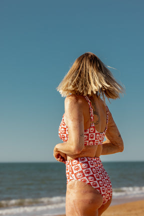 Julie fait du 85B et porte une taille M en haut et fait du 36 et porte une taille S en bas