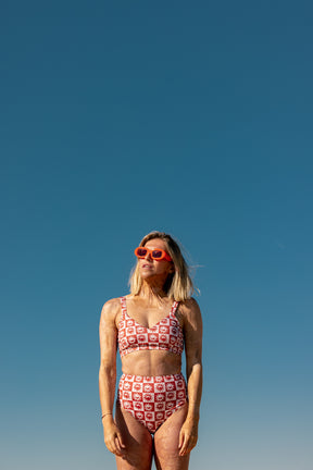 Julie fait du 85B et porte une taille M en haut et fait du 36 et porte une taille S en bas