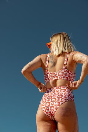 Julie fait du 85B et porte une taille M en haut et fait du 36 et porte une taille S en bas