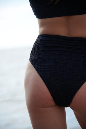 Violette is a size 36 and wears a size S on the bottom