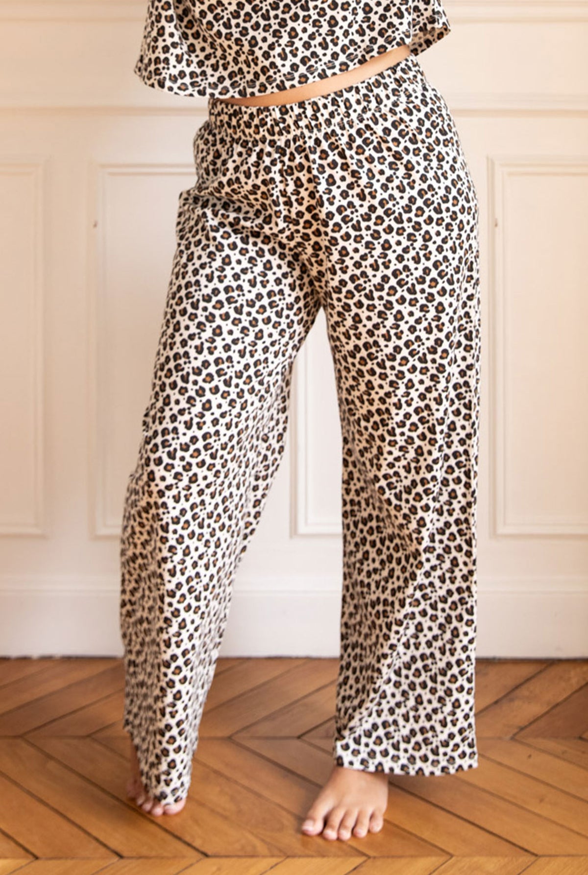 Mélissa  mesure 1m77 et porte une taille L*Pyjama long coton BIO - Léopard - Pantalons fluides - We Are Jolies