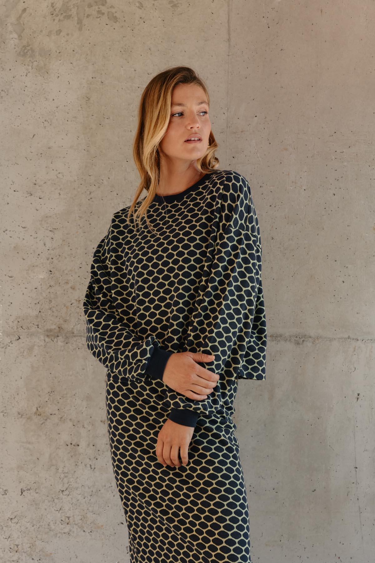 Violette fait du 34 et porte une taille XS en bas et un XS/S en haut