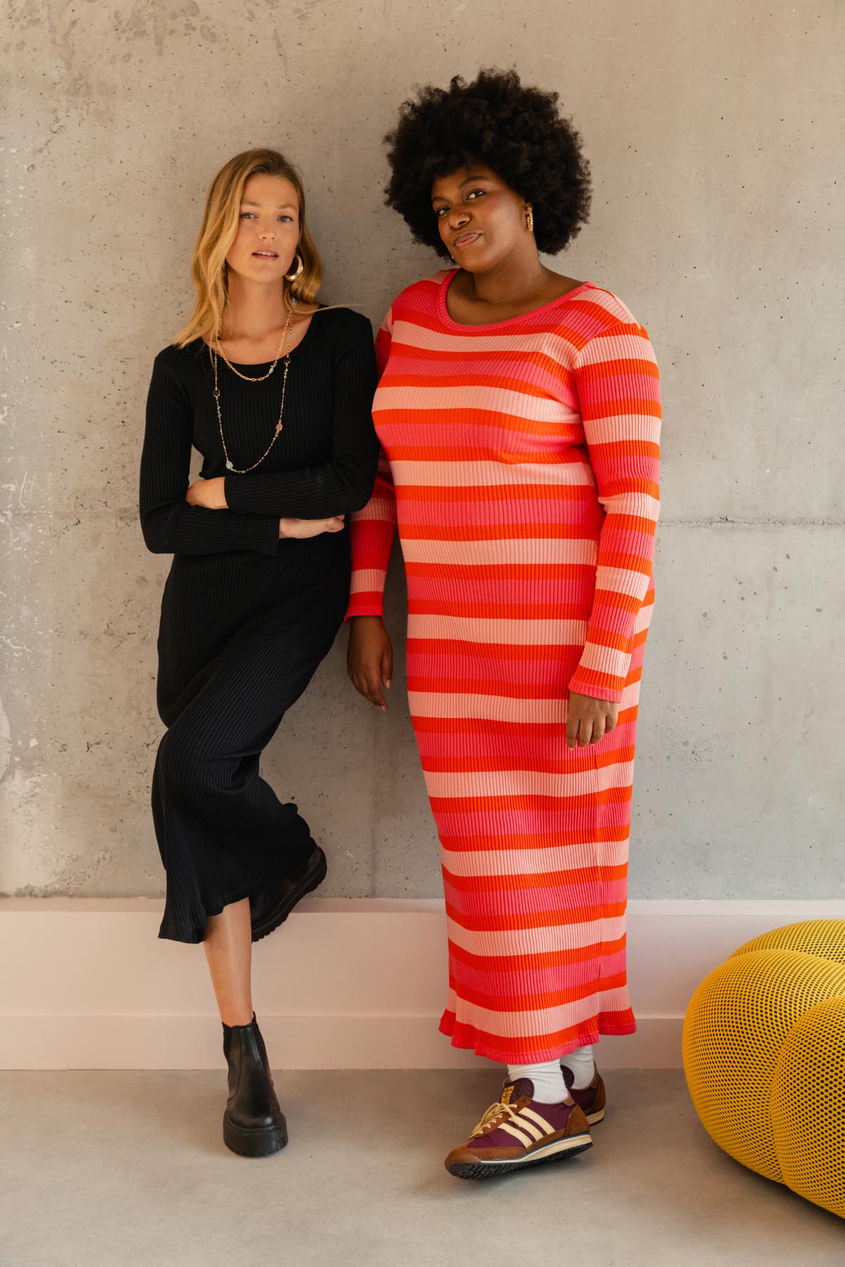 Violette fait du 34 et porte une taille XS et Tiffany fait du 46 et porte une taille 3XL